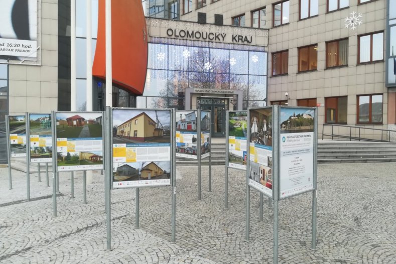 V novém roce Vás před Krajským úřadem Olomouckého kraje přivítá výstava Má vlast cestami proměn 