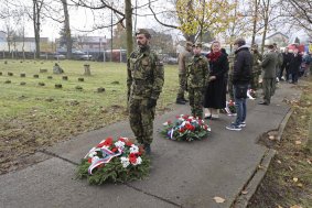 Pieta u příležitosti Dne válečných veteránů, nejen na vojenském hřbitově