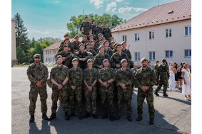 Z prázdnin rovnou do služby. Středoškoláci složili vojenskou přísahu