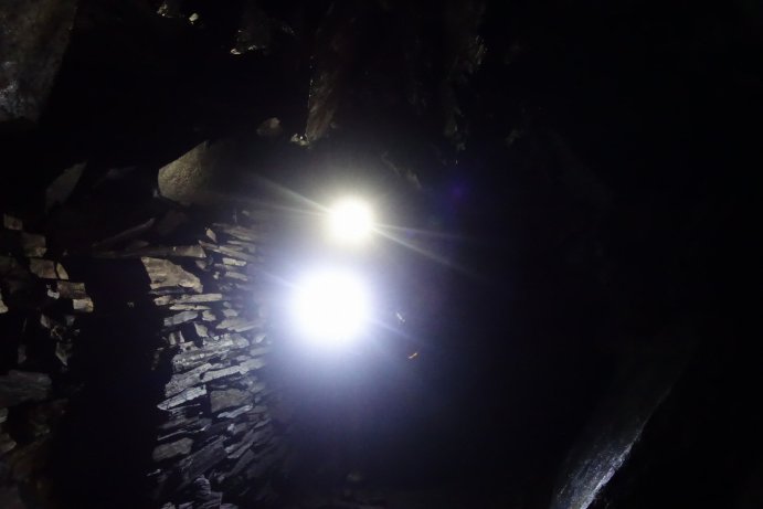 vysoké zakládky břidlice uvnitř štoly_MHu